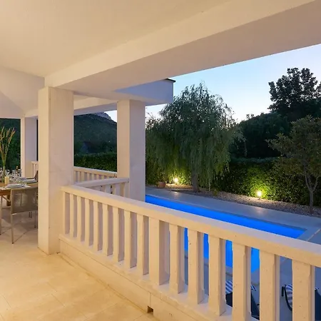 Plasa Villa Zrnovnica